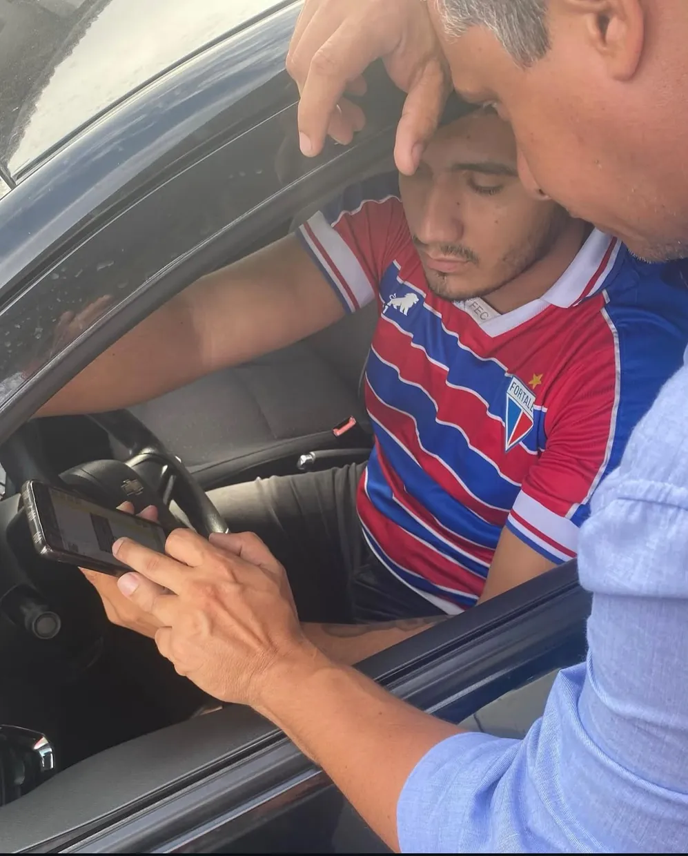 Técnico ensinando o uso do app no celular